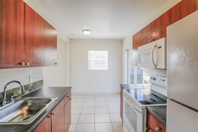 Building Photo - 1231 NE 214th St