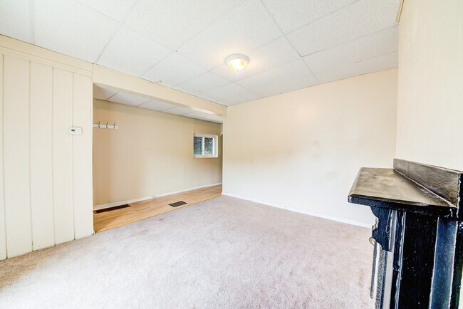 Building Photo - Available August 2024 - 3 Bedroom Home w/ ...
