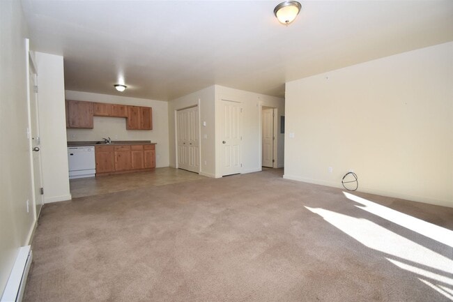 Building Photo - Beautiful 2BR/1Bath Unit.  Centrally Located.  Washer/Dryer in unit!
