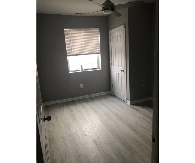 Building Photo - 3445 Juneway-4-M/bath AVAILABLE $950 4-Master bathroom