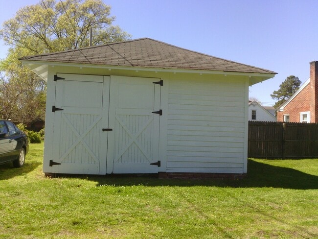 Building Photo - 1001 Cedar St