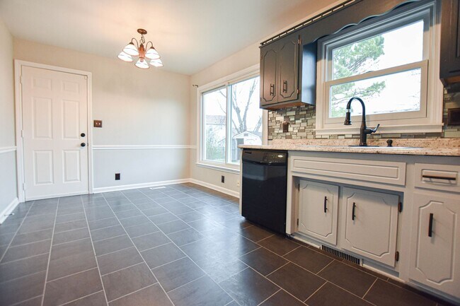 Building Photo - Pet Friendly Three Bedroom!