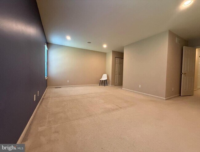 Building Photo - 102 Regents Ct