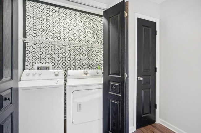 Building Photo - 7621 Maple Pl