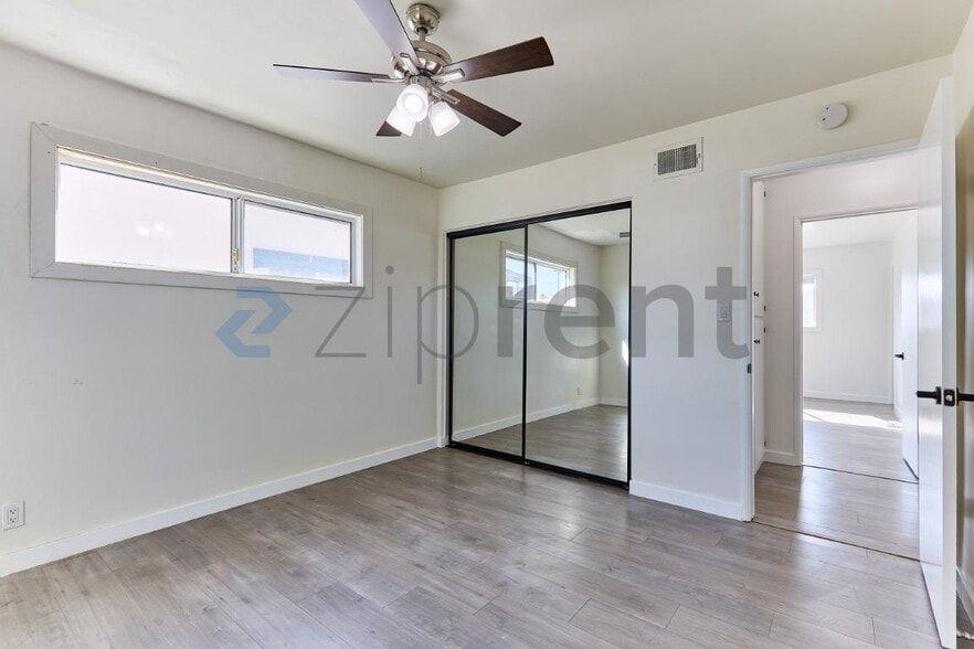 Building Photo - Unit