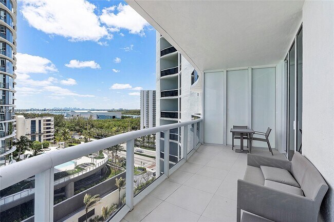 Building Photo - 15811 Collins Ave