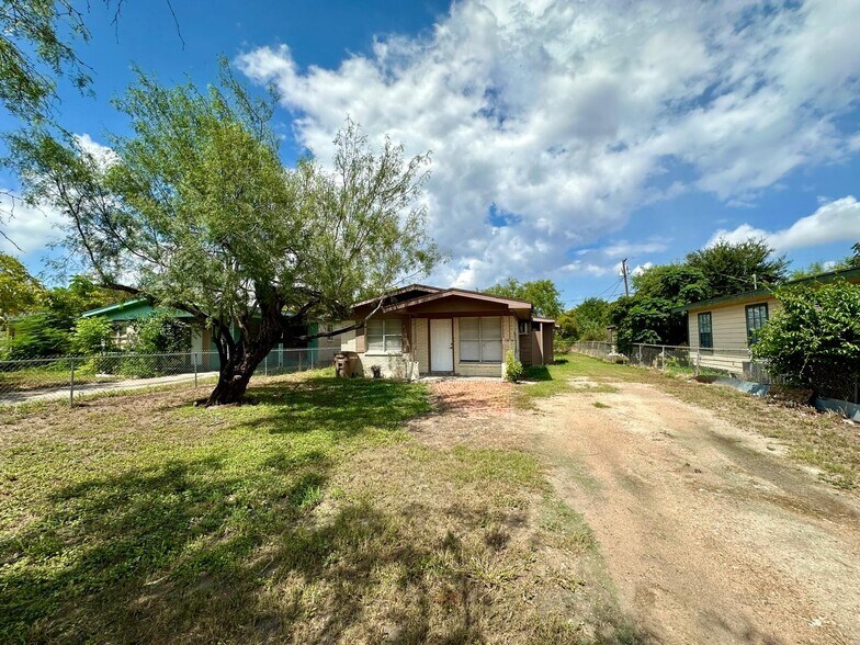 Building Photo - 823 S 17th Ave