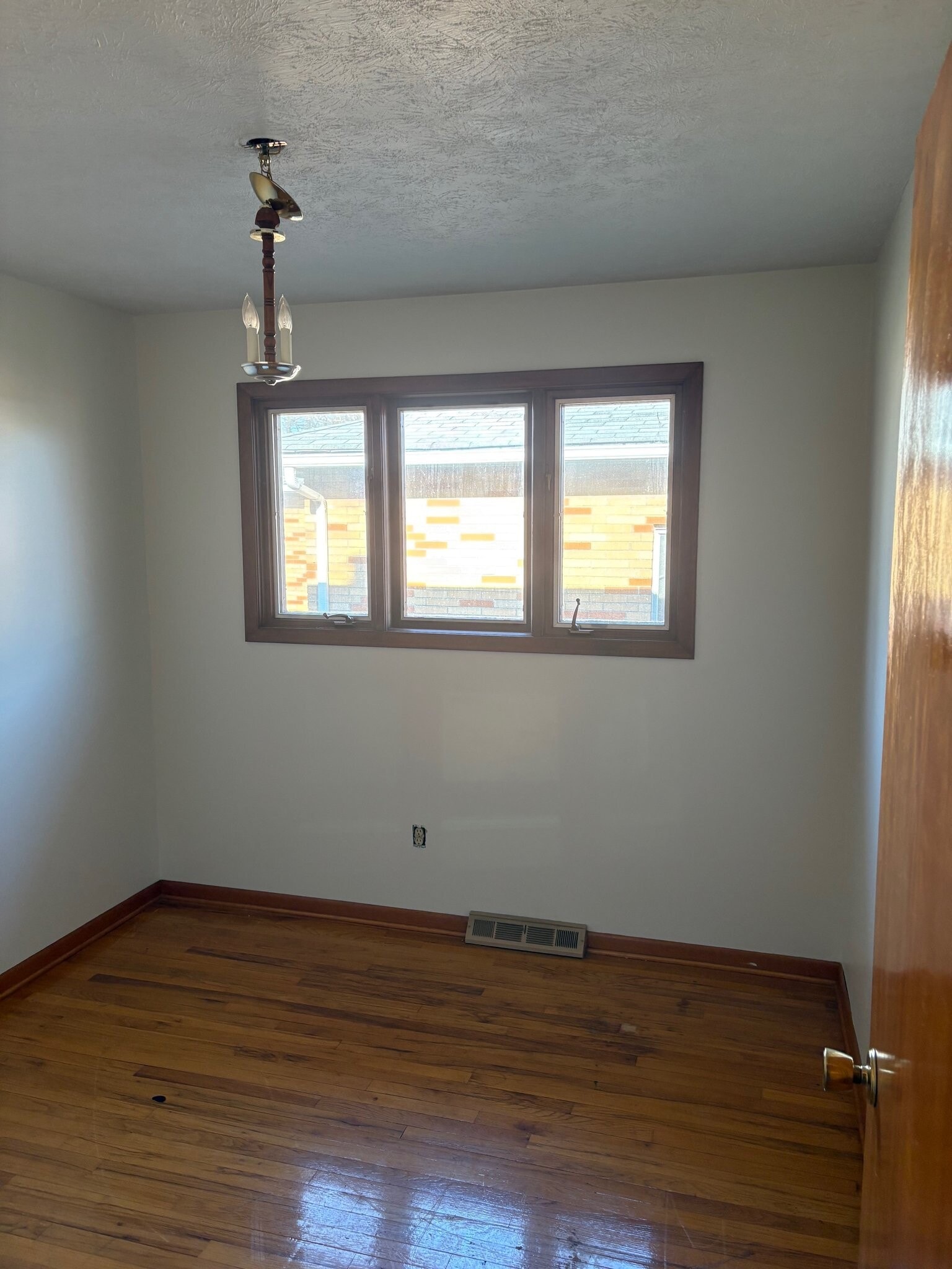 Building Photo - 2921 Woodlawn Dr