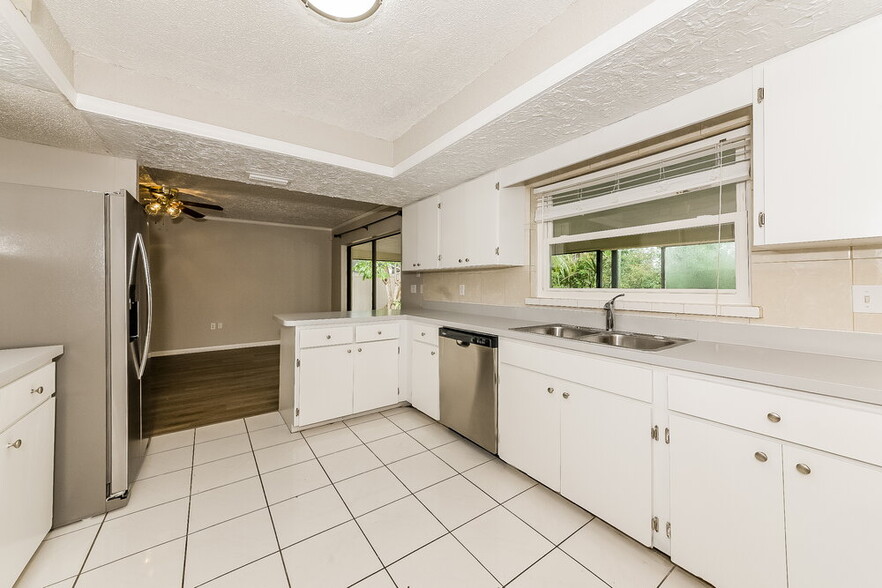 Building Photo - 4760 Greencroft Rd