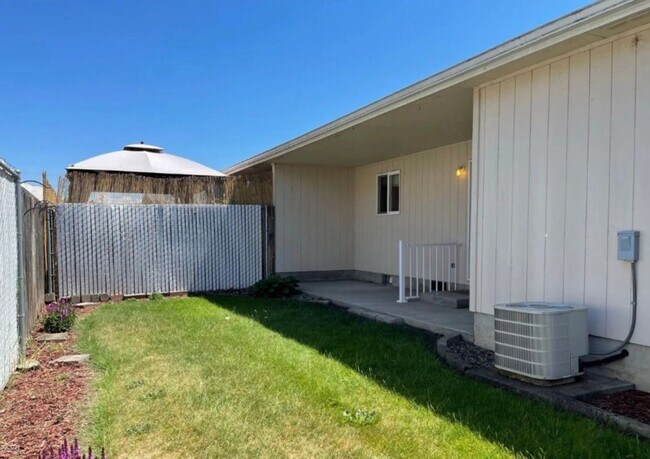 Building Photo - 3961 SE Azalea Ave