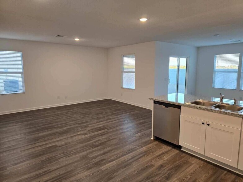 Building Photo - 1780 E Desert Bloom Dr
