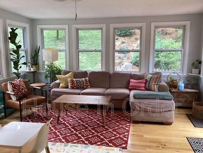 Building Photo - 23 Moore Ave