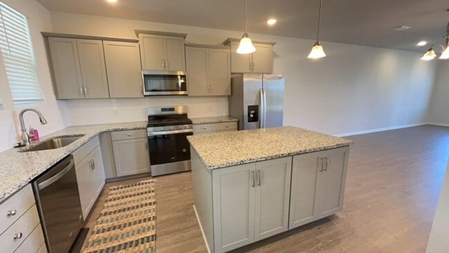 Building Photo - Stunning 2 Bed 2.5 Bath Townhome!