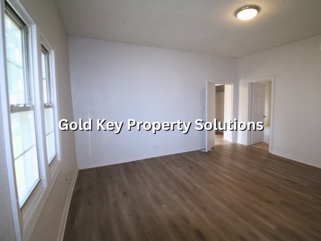 Building Photo - Updated 2 BR 1 BA House with Huge Kitchen and Garage (SECTION 8 APPROVED)