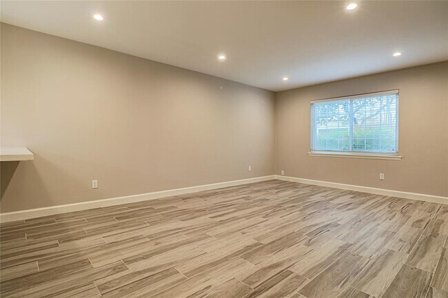 Building Photo - 2744 Briarhurst Dr