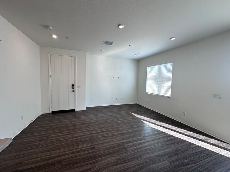 Building Photo - 335 S Carson Ct