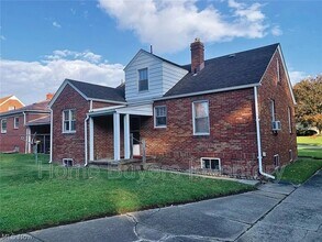 Building Photo - 2249 Ridgelawn Ave