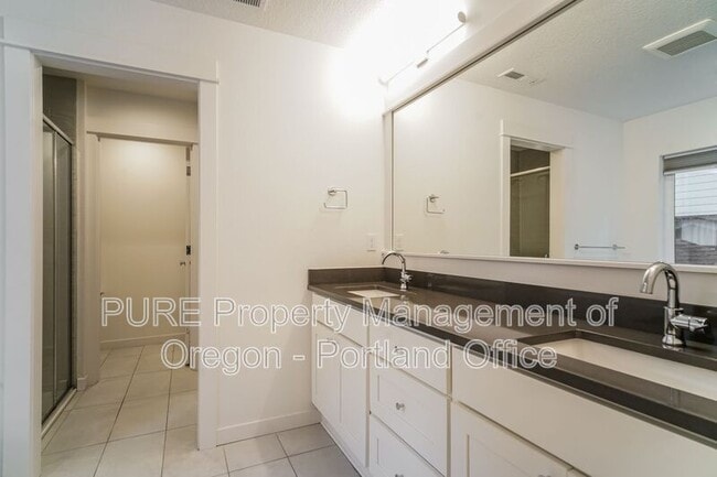 Building Photo - 995 SE Olive Way