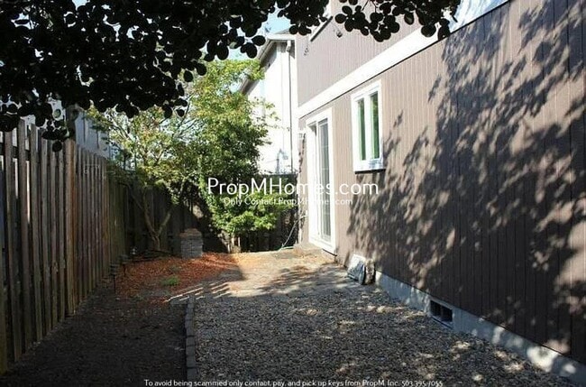 Building Photo - Three Bedroom Gem Close to Intel & Nike!