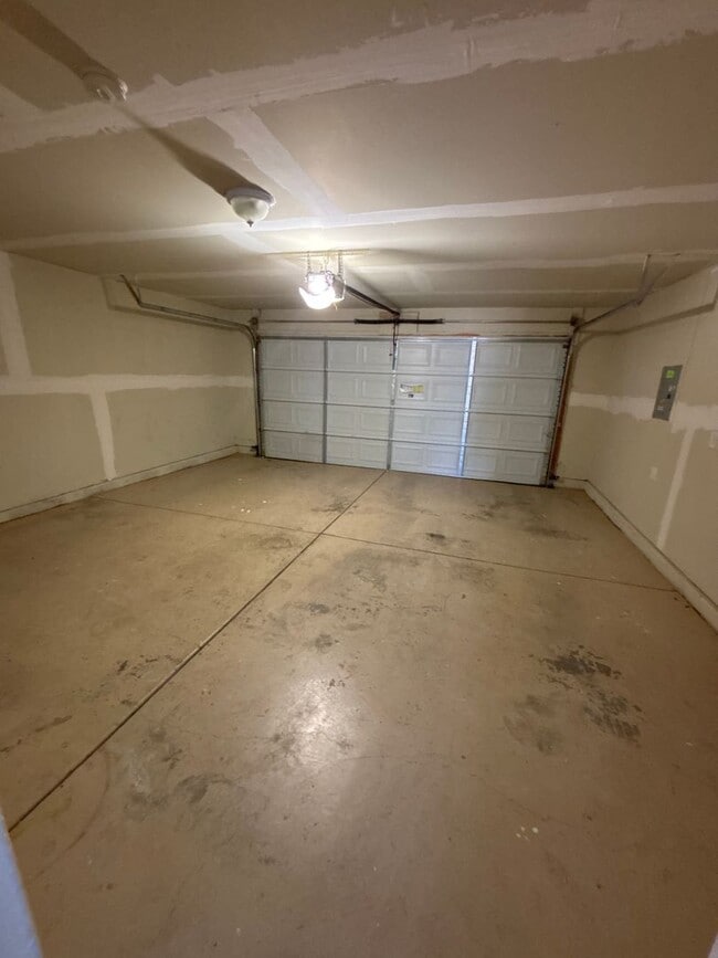 Building Photo - 5 Bedroom House