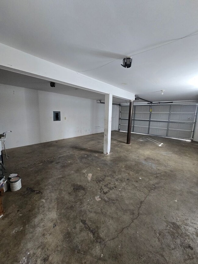 Building Photo - Amazing 3 bed with option for 4th bedroom ...