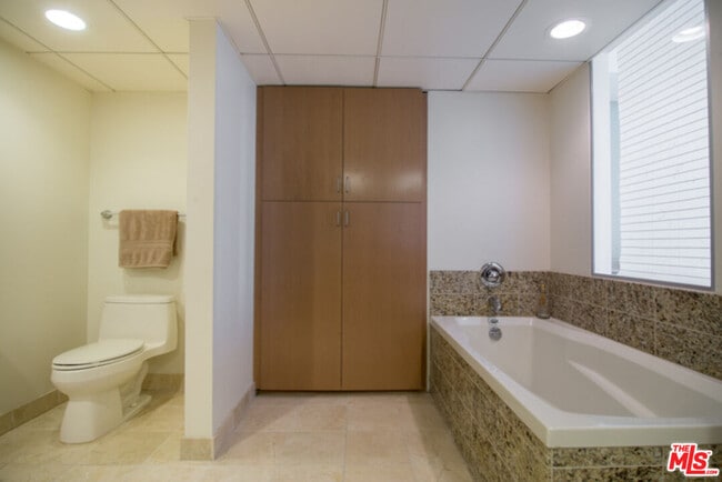 Building Photo - 13700 Marina Pointe Dr