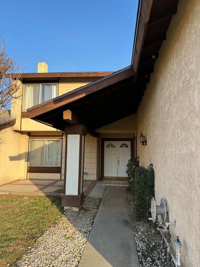 Building Photo - House in Ontario