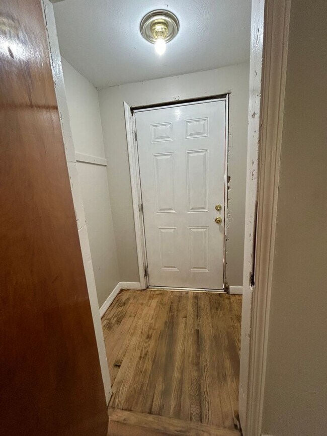 Building Photo - Lovely Home! Spacious home! Large front & back yard! Garage!