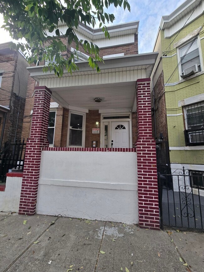 Building Photo - 6027 Monroe Pl