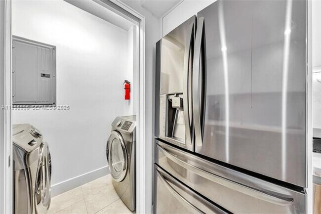 Building Photo - 6917 Collins Ave