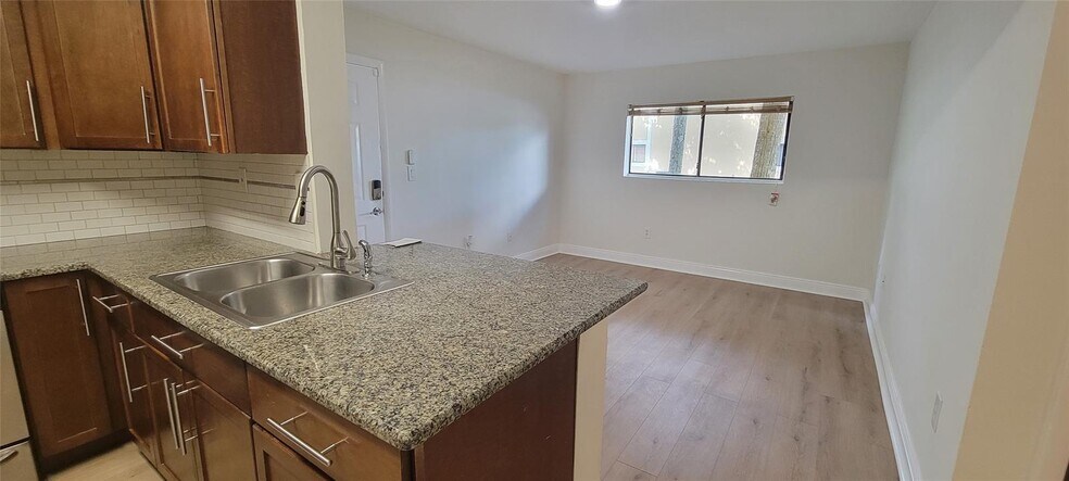 Building Photo - 350 Palm Cir W