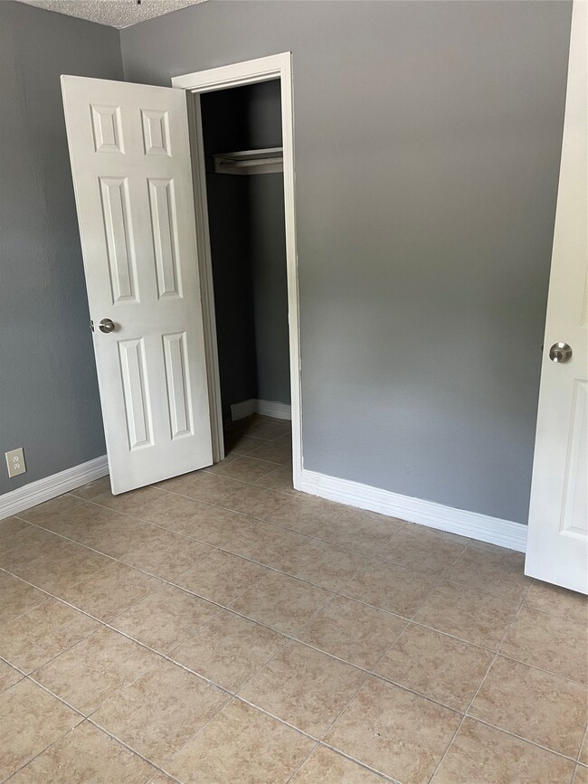 Building Photo - 9211 N Green River Dr