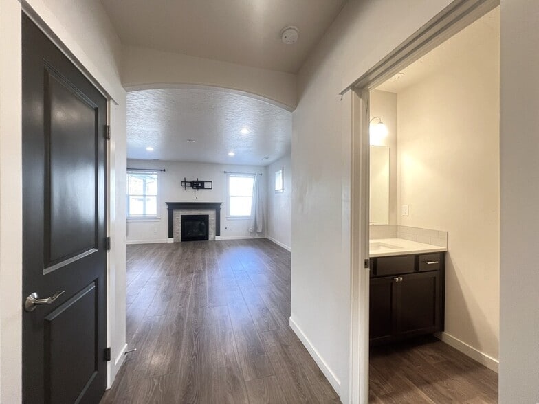 Building Photo - 3315 S Cabin Creek Way