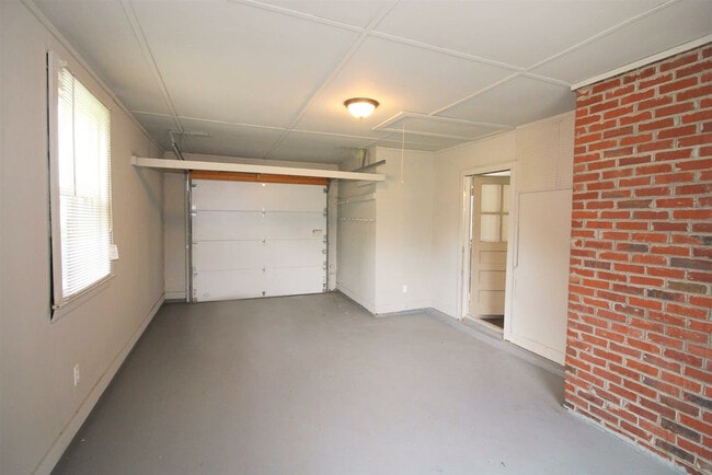 Building Photo - 2203 Ravenwood Dr