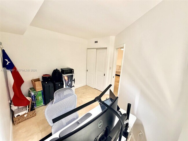 Building Photo - 15405 N Miami Lakeway