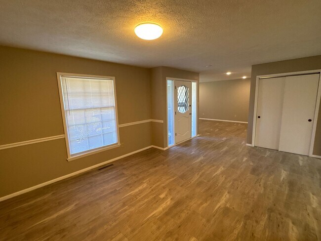 Building Photo - 3 Bedrooms! 2 Baths! 2 Living Areas! Southeast! Remodeled! $2395