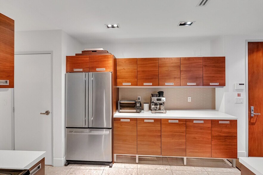 Building Photo - Hollywood Luxury Condo — 2 Beds • 2.5 Bath...