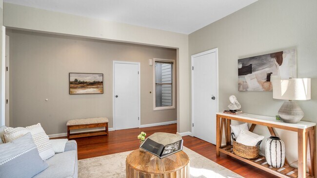 Building Photo - Two Bedroom Condo in SOMA with Yard, Parking, and W/D.