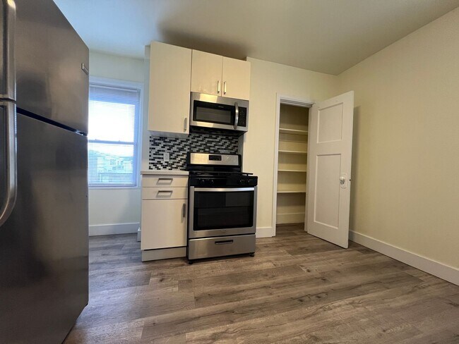 Building Photo - 3 / 4 Bedroom , 2 full Baths Apartment in ...