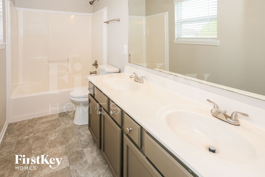 Building Photo - 3346 Crestwell Dr