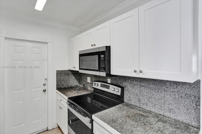 Building Photo - 713 Collins Ave