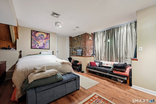 Building Photo - 591 Orange St