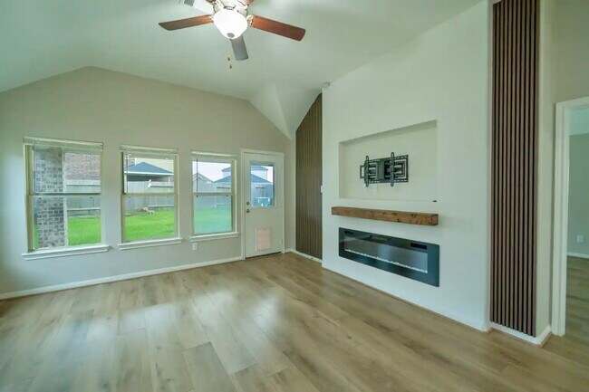 Building Photo - 31231 Balsam Hawk Ln