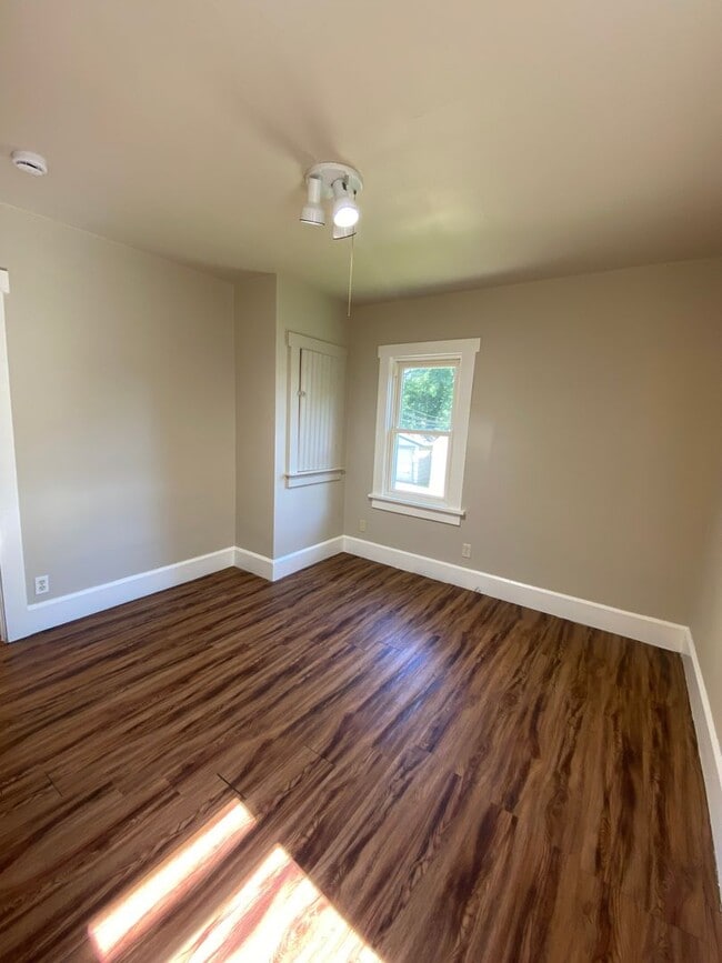 Building Photo - Updated 2 Bedroom 1.5 Bath Near Grandview ...