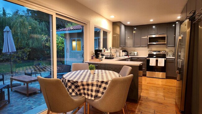 Building Photo - 6505 Skyfarm Dr