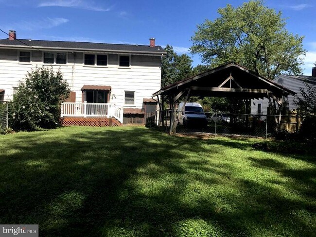 Building Photo - 621 Chapelgate Dr