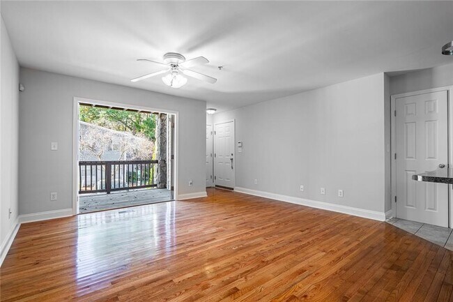 Building Photo - 402 Madison Ln S E