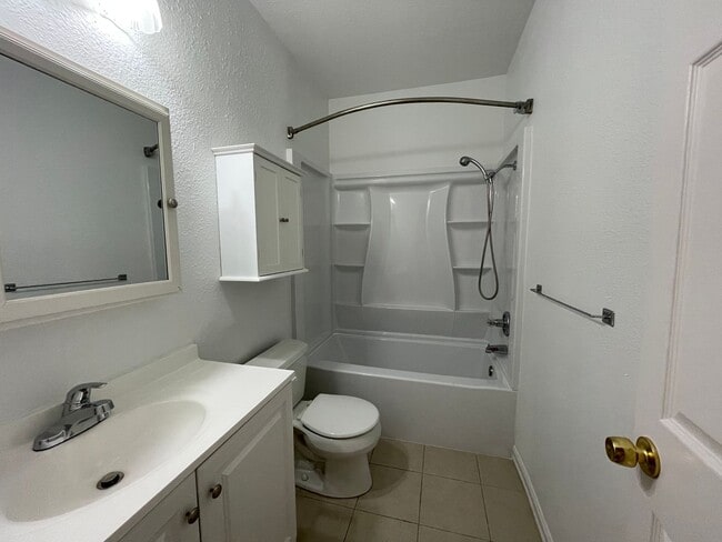 Building Photo - Charming and Updated 1913's Home! Woodstoc...