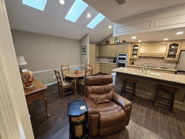 Building Photo - "Discover Spacious Comfort: 3-Bed, 2-Bath Gem on 77th Street (furnished)| Kingsgate