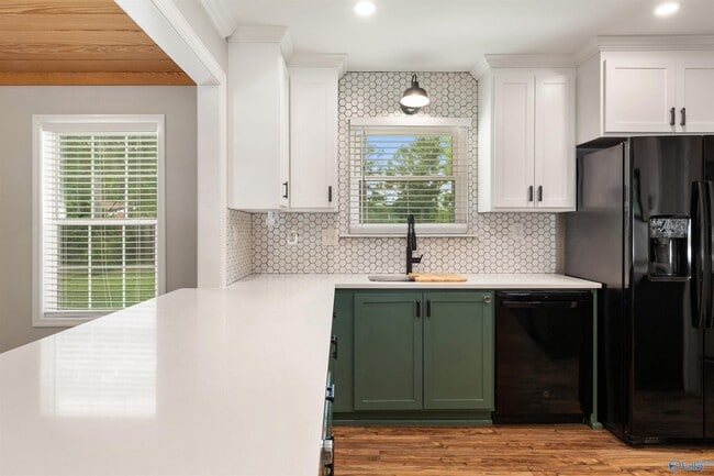 Building Photo - 2211 Cecille Dr SW